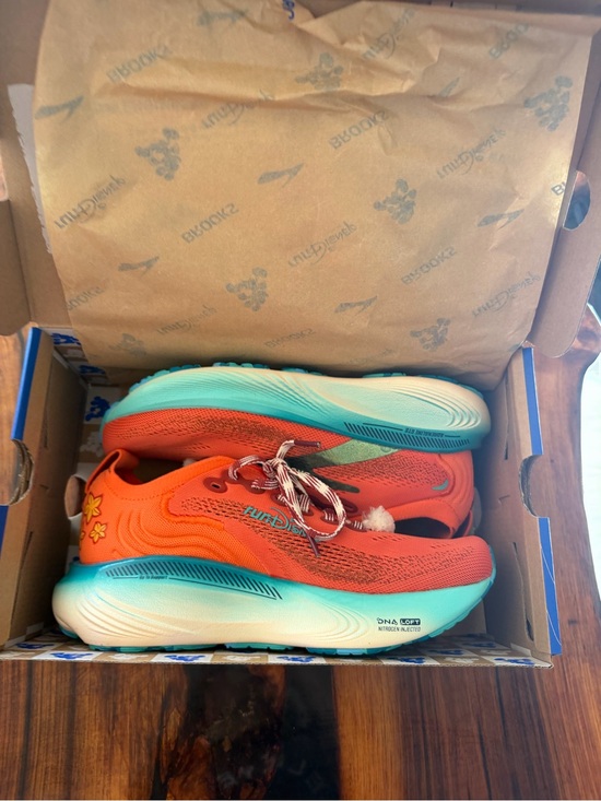 Brooks Shoes - Brooks Women’s 7.5 Moana RunDisney collab like new worn once Running shoes
